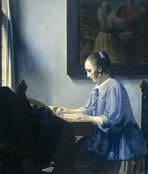 kobieta czytająca nuty