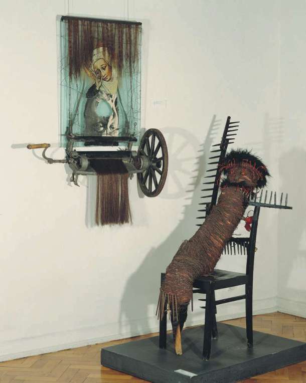 wladyslaw-hasior-gosc-ii-1962-na-podlodze-matka-boska-bolesna-1970-na-scianie