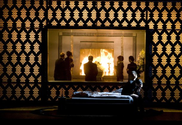 Część akcji toczyła się w drugim planie, niejako "za sceną", poza głównym tokiem akcji. Na zdjęciu: spalenie trumny z ciałem Eurydyki